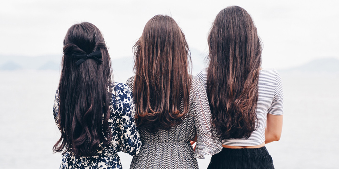 髪の毛の長い女の子3人が並んだ写真
